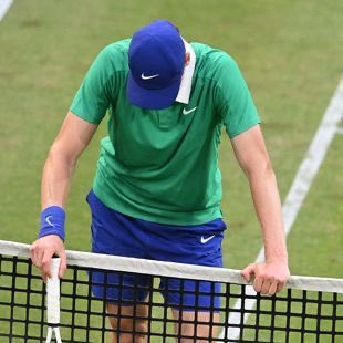 Per chi lo sport lo ha solo guardato è tanto facile identificarsi con una tifoseria, quanto difficile gli rimane capire che lo sport è esattamente questo. Sinner è il più grande atleta italiano degli ultimi 30 anni e sta vivendo un momento di difficoltà che parte da lontano. 🧵