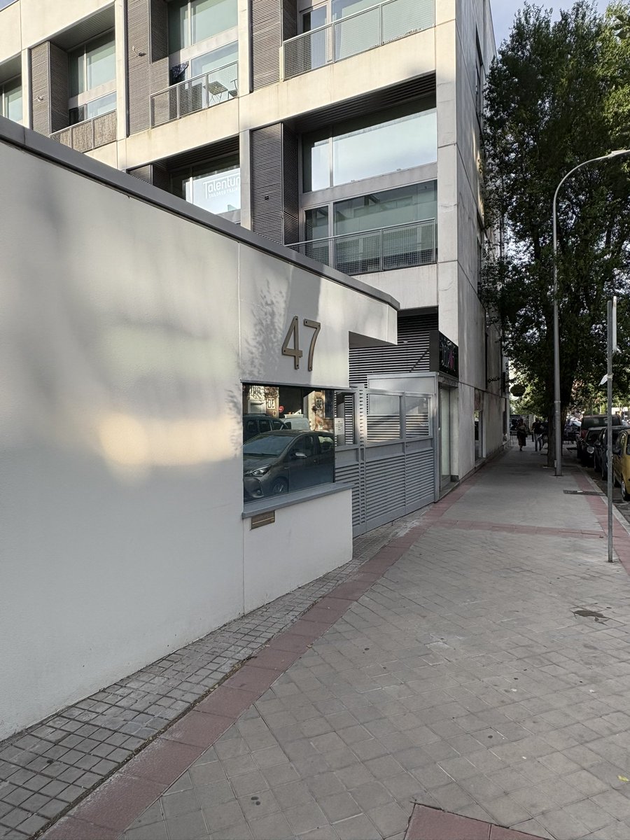 manu1834's tweet photo. Ahora tambien tenemos a los de Julián Camarillo 47. Alguien ha decidido montar una oficina y todo lo que ha sobrado lo han tirado en mitad de la calle. ¿Os acercáis porfa @Lineamadrid? @policiademadrid se puede hacer algo/denunciar? Es una vergüenza https://t.co/GGKZ0gAyYW