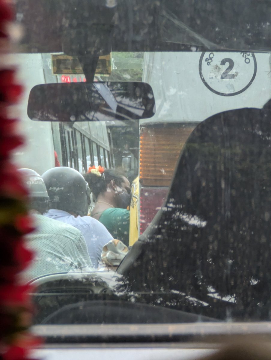 Look how again this same criminal is trying to get inside auto to snatch money and harass. Same location at Anil Kumble Circle, St. Marks, MG road (centre of the Bengaluru city!) Pls help stop this <a href="/BlrCityPolice/">ಬೆಂಗಳೂರು ನಗರ ಪೊಲೀಸ್‌ BengaluruCityPolice</a> <a href="/ashoknagarps/">ASHOK NAGAR BCP</a> <a href="/cubbonparkps/">CUBBON PARK BCP</a> <a href="/CPBlr/">CP Bengaluru ಪೊಲೀಸ್ ಆಯುಕ್ತ ಬೆಂಗಳೂರು</a>