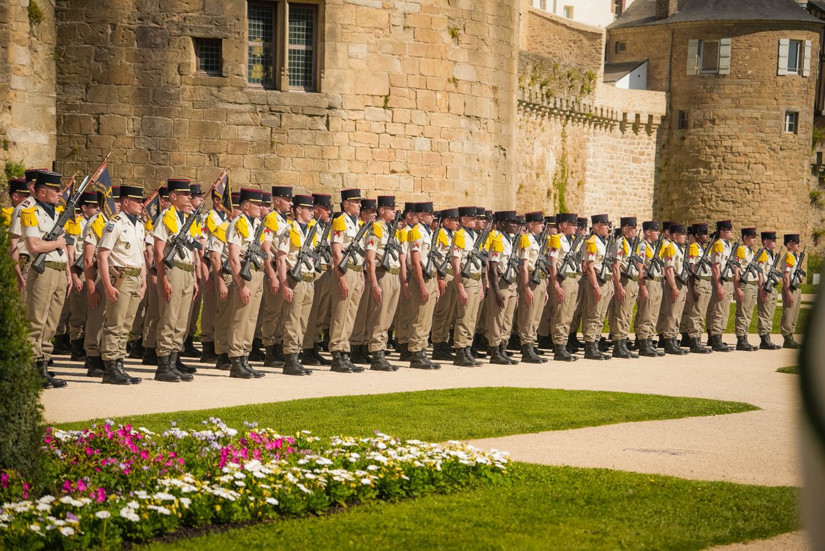 Le jeudi 19 juin, lors d’une cérémonie traditionnelle dans les jardins des remparts de Vannes, le capitaine Simon a pris le relève de la CEA.

Bonne mer à l'ancien chef d'unité, le capitaine Florian, et félicitations au capitaine Simon, qui prend le commandement des « Gerfauts ».