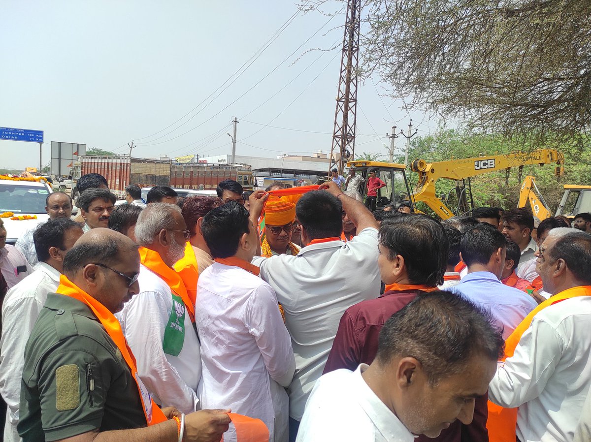It'z Bishnoi_BCI (@bci_phalodi) on Twitter photo ⏩आज जिला फलोदी में माननीय शिक्षा मंत्री <a href="/madandilawar/">Madan Dilawar</a> जी व माननीय विधायक <a href="/BishnoiPabbaram/">Pabba Ram Bishnoi</a> जी से मुलाकात हुई और उन्हें ज्ञापन दिया,शिक्षा मंत्री जी से सफल वार्ता हुई, उन्होंने सकारात्मक आश्वासन दिया और कहा कि आपका मामला मेरे संज्ञान में है ।🙏
🙏टीम जिला फलोदी 🙏
✊जय संगठन ।✊ ⏩आज जिला फलोदी में माननीय शिक्षा मंत्री <a href="/madandilawar/">Madan Dilawar</a> जी व माननीय विधायक <a href="/BishnoiPabbaram/">Pabba Ram Bishnoi</a> जी से मुलाकात हुई और उन्हें ज्ञापन दिया,शिक्षा मंत्री जी से सफल वार्ता हुई, उन्होंने सकारात्मक आश्वासन दिया और कहा कि आपका मामला मेरे संज्ञान में है ।🙏
🙏टीम जिला फलोदी 🙏
✊जय संगठन ।✊