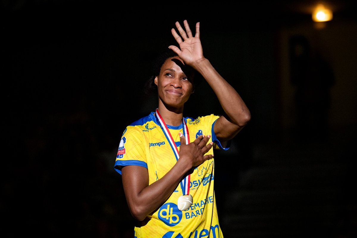 Metz Handball (@metzhandball) on Twitter photo 𝗠𝗘𝗥𝗖𝗜 <a href="/PineauAllison/">Allison Pineau</a> 👏
🇫🇷 1️⃣2️⃣ans plus tard, 𝗔𝗹𝗹𝗶𝘀𝗼𝗻 𝗣𝗶𝗻𝗲𝗮𝘂 a fait son grand retour à Metz Handball pour une ultime saison après plusieurs années à l'étranger. Un dernier chapitre dans l’antre des Dragonnes, là où elle avait déjà tant brillé et où elle fut 𝗠𝗘𝗥𝗖𝗜 <a href="/PineauAllison/">Allison Pineau</a> 👏
🇫🇷 1️⃣2️⃣ans plus tard, 𝗔𝗹𝗹𝗶𝘀𝗼𝗻 𝗣𝗶𝗻𝗲𝗮𝘂 a fait son grand retour à Metz Handball pour une ultime saison après plusieurs années à l'étranger. Un dernier chapitre dans l’antre des Dragonnes, là où elle avait déjà tant brillé et où elle fut