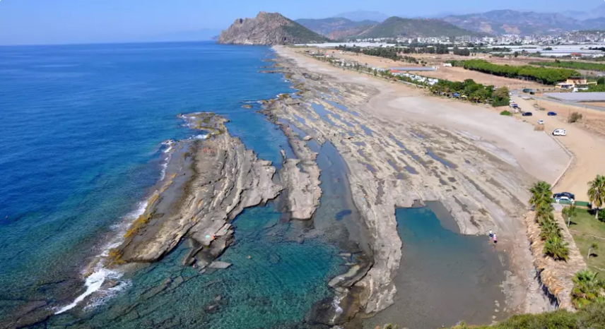 ANTALYA'nın doğa harikası sahillerinden dünyaca tanınan doğal havuzlara sahip, deniz kaplumbağaları ve Akdeniz foklarının yaşam alanı Gazipaşa ilçesindeki Koru sahilinde planlanan 89 oda ve 194 yatak kapasiteli turizm konaklama tesisi için verilen 'ÇED Gerekli Değildir' kararının