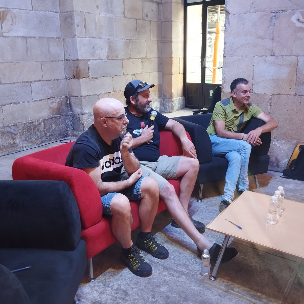 Euskal selekzioen aldeko bide orri adostua behar dugula nabarmen geratu da Durangoko solasaldi aberatsaren ostean.

Euskal Herriko kirolari eta federazio ezberdinak batu ginen, oso giro on eta emankorrean.

Pilota federazioa zoriondu eta ideia asko mahai gainean.

#ofizialtasuna