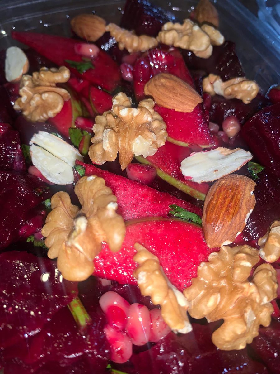 سلطه البنجر بالتفاح جميله جدا في جو الصيف 😋❤️