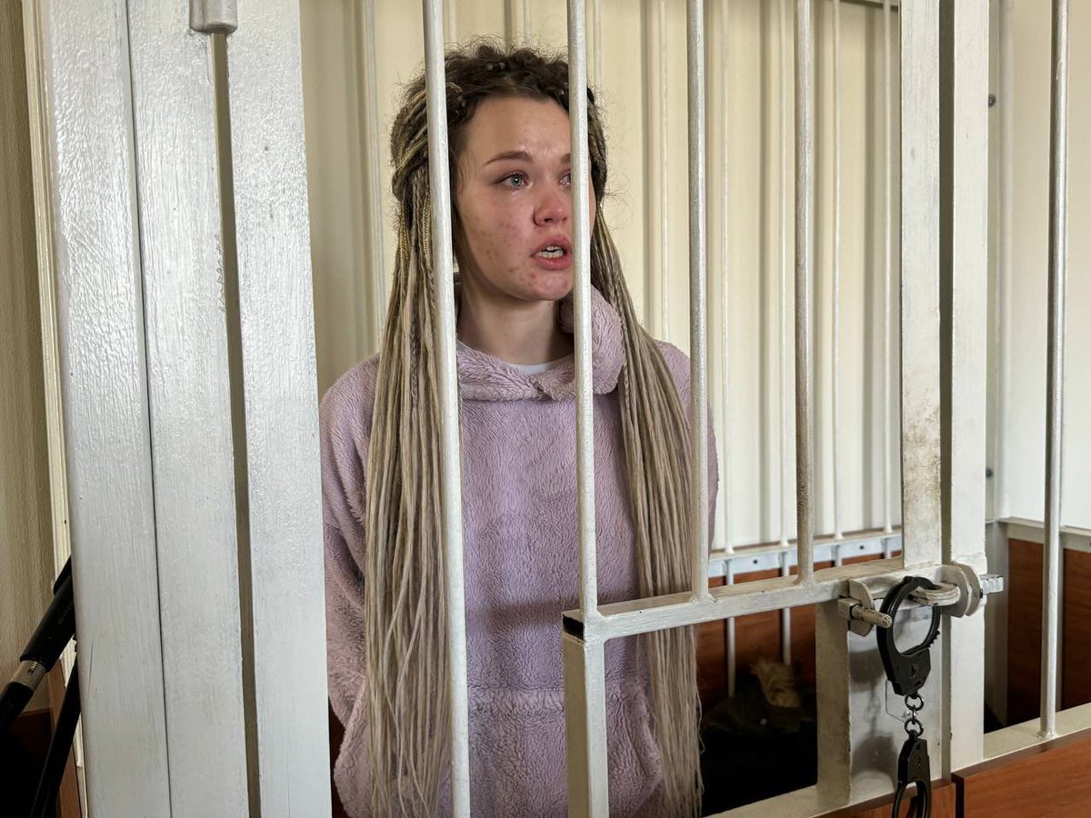 22 года дали Надин Гейслер, волонтерке, организовавшей  движение помощи украинским беженцам.