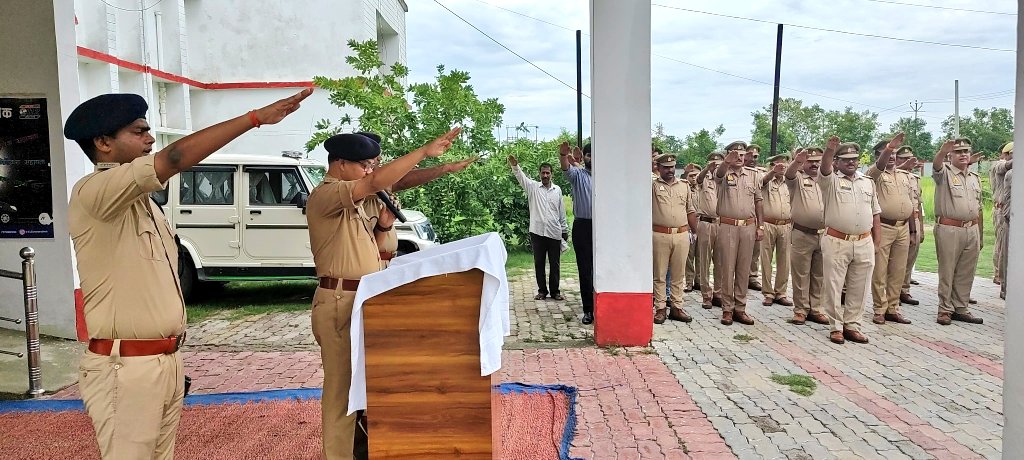 shravastipolice's tweet photo. #Shravastipolice
पुलिस अधीक्षक श्री घनश्याम चौरसिया ने नशा विरोधी पखवाड़ा अभियान के तहत पुलिस कार्यालय में समस्त में अधिकारी/कर्मचारीगण को नशा न करने हेतु शपथ दिलाई।
इस दौरान #ASPSVI, #CO भिनगा सहित अन्य अधिकारी/कर्मचारीगण मौजूद रहे।
#UPPolice https://t.co/gtj1MCetxZ
