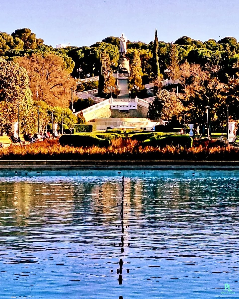 Reflejos que invitan a parar el tiempo. El Parque Grande es ese rincón donde #Zaragoza se toma un respiro, se asoma al agua y se deja mirar 🌳💧

Una postal perfecta para perderse… o encontrarse 🤩

📸 IG las_cosas_de_zaragoza

#ZGZtequiere