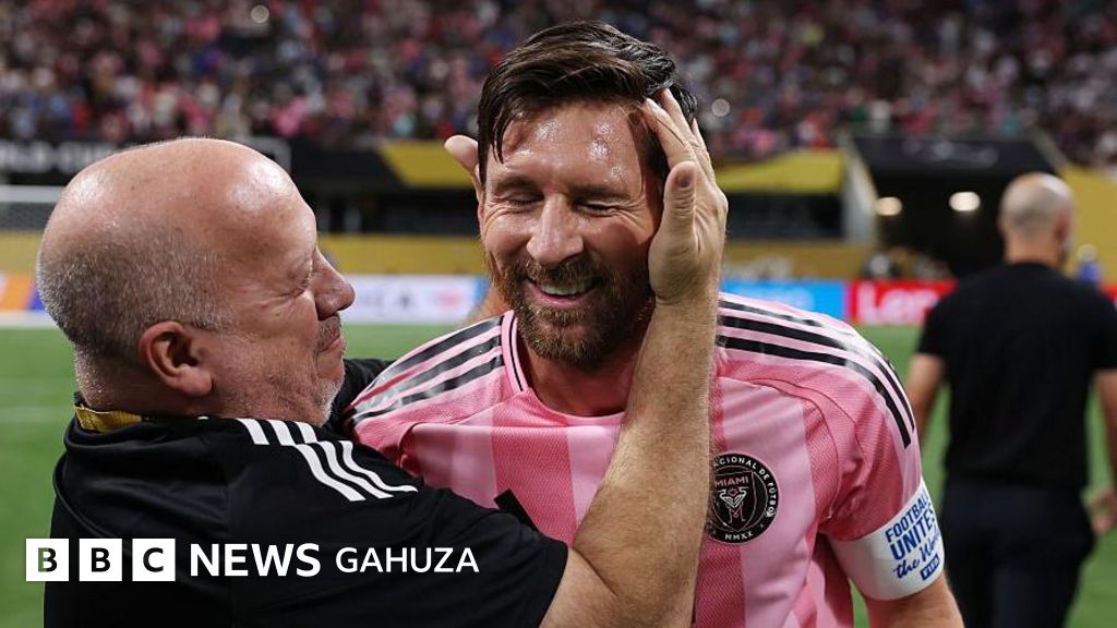 #LionelMessi yaraye yerekanye ubuhinga bwiwe mu ntsinzi ya #InterMiami mu gikombe c'isi c'ama-club

Ya ntibagirwa ku bakunzi ba #Barcelona, aho benshi bibuka ibitsindo 73 yatsindiye uno murwi mu nkino 60 mu 2011-2012, yaraye yerekanye ko akiri igitangaza.

bbc.in/45sJAIZ