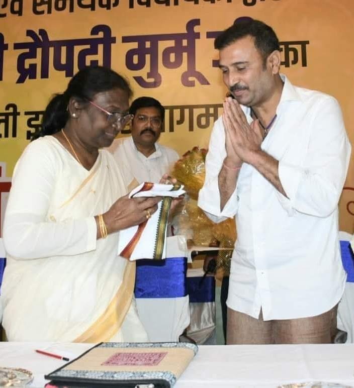 Sudesh Mahto (@sudeshmahtoajsu) on Twitter photo सौम्यता और सादगी की प्रतिमूर्ति, भारत की माननीय राष्ट्रपति महोदया श्रीमती द्रौपदी मुर्मू जी को जन्मदिन की हार्दिक बधाई और शुभकामनाएं।
बाबा बैद्यनाथ से आपके सुदीर्घ और निरोगी जीवन की कामना करता हूँ।
<a href="/rashtrapatibhvn/">President of India</a>
#President_of_India सौम्यता और सादगी की प्रतिमूर्ति, भारत की माननीय राष्ट्रपति महोदया श्रीमती द्रौपदी मुर्मू जी को जन्मदिन की हार्दिक बधाई और शुभकामनाएं।
बाबा बैद्यनाथ से आपके सुदीर्घ और निरोगी जीवन की कामना करता हूँ।
<a href="/rashtrapatibhvn/">President of India</a>
#President_of_India