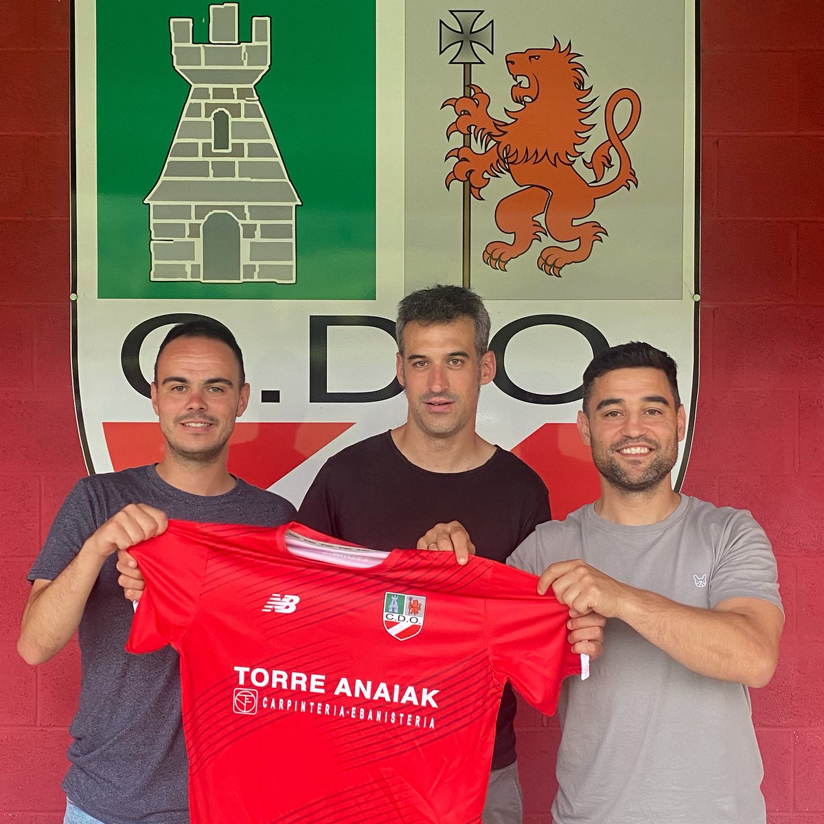 🔴📢 COMUNICADO OFICIAL 

✍️Urko Ugarte es el entrenador del primer equipo la próxima temporada.

En esta segunda etapa al frente del primer equipo lo hará acompañado también por Eneko Banderas y se incorpora al cuerpo técnico el exjugador rojillo Aitor Llano.