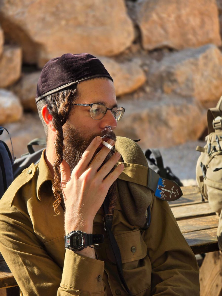 m_ndl89881's tweet image. יוצאים מהבסיס אחרי שבועיים כל כך אינטנסיביים של אימונים, ואני נוסע אל ירושלים. עיניי וליבי נמצאים תמיד בירושלים. וכל פעם שאני נוסע לירושלים, ואני רק מתחיל לראות את האבנים הראשונות של החומות העתיקות, את הכניסה אל העיר, הלב שלי מתחיל ממש לרטוט. כמו זכרון עתיק שפועם במעמקים. היינו…