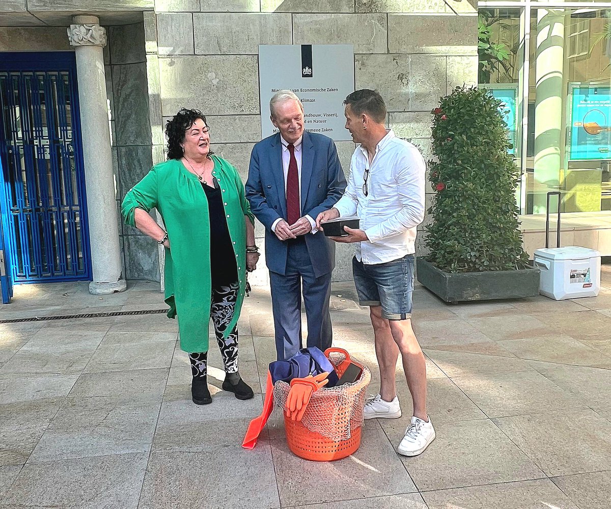 visserijnieuws (@visserijnieuws) on Twitter photo Voor het kantoor van <a href="/minlvvn/">Ministerie van LVVN</a> bedankten #garnalenvissers en vertegenwoordigers van de <a href="/Vissersbond/">NEDโ VISSERSBOND</a> vanochtend <a href="/stasLVVN/">Jean Rummenie</a> en <a href="/lientje1967/">Caroline van der Plas</a> van <a href="/BoerBurgerB/">BBB BoerBurgerBeweging ๐๐๐</a> voor hun inzet voor de nieuwe langjarige visvergunning. Die geeft in de kustzone en op de Waddenzee weer toekomstperspectief. Voor het kantoor van <a href="/minlvvn/">Ministerie van LVVN</a> bedankten #garnalenvissers en vertegenwoordigers van de <a href="/Vissersbond/">NEDโ VISSERSBOND</a> vanochtend <a href="/stasLVVN/">Jean Rummenie</a> en <a href="/lientje1967/">Caroline van der Plas</a> van <a href="/BoerBurgerB/">BBB BoerBurgerBeweging ๐๐๐</a> voor hun inzet voor de nieuwe langjarige visvergunning. Die geeft in de kustzone en op de Waddenzee weer toekomstperspectief.
