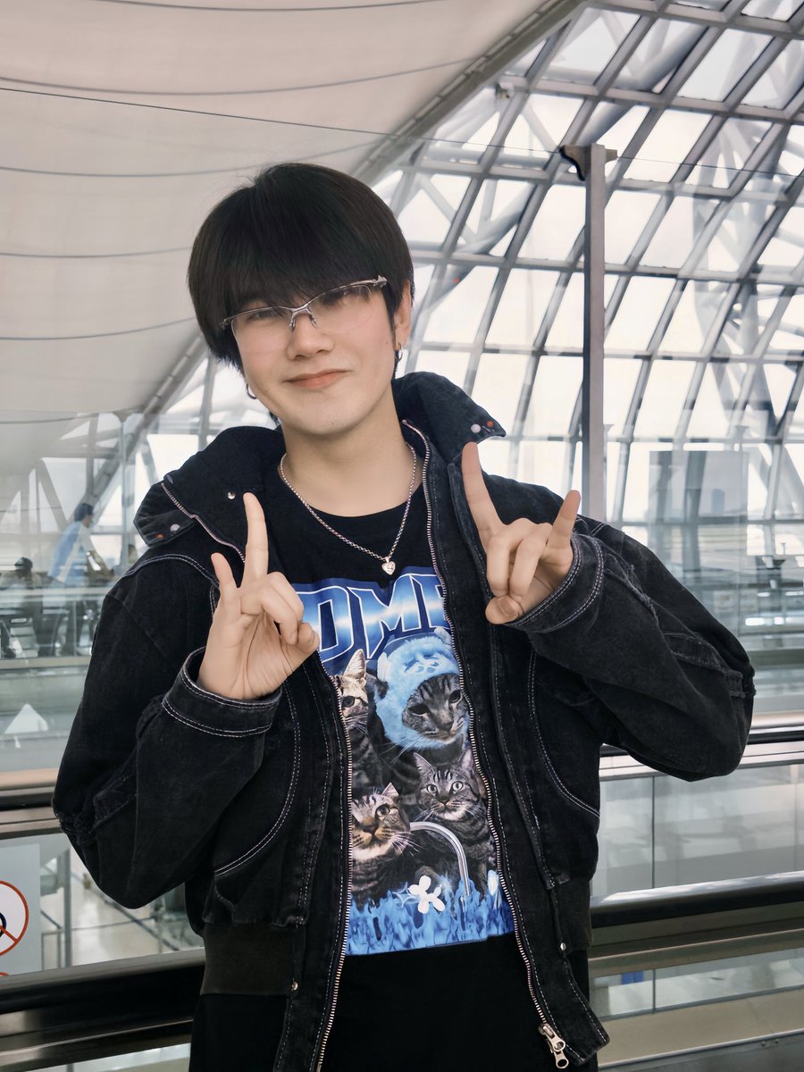 🥸หนุ่มแว่นคนคิ้วท์..พร้อมไปเสริฟไอศครีมแล้วน้าา🍦

🥸Cute guy with glasses.. ready to serve ice cream🍦 

<a href="/JakeB4rever/">BIU.</a> 
#BuildJakapan 
#Beyourluve