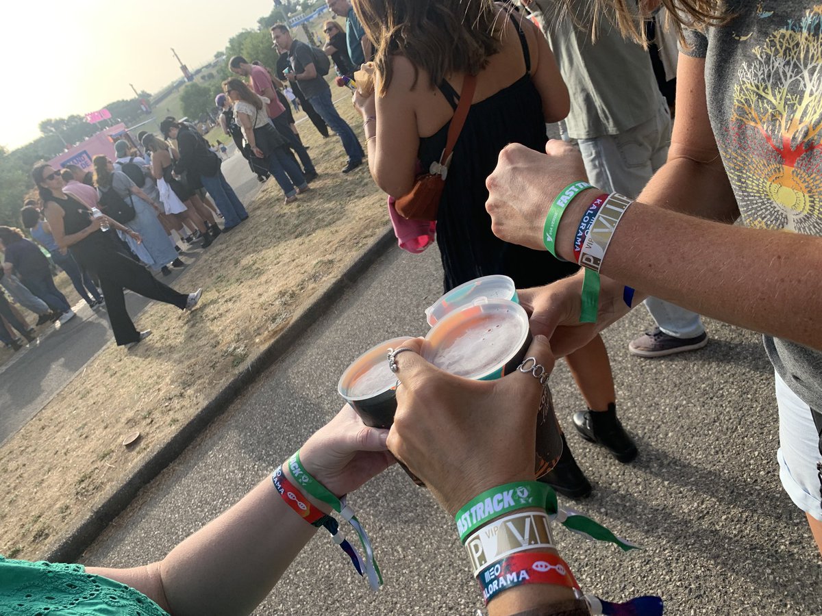 leiloka33's tweet image. Bom dia Lisboa. About yesterday 🫶🏻🏳️‍🌈 #kalorama #europride  …. Dia 2 começando por aqui. 🏳️‍🌈 Com café da manhã reforçado e hidratação em dia.  Calma gays eu vou pra o gym do hotel manter o ritmo dos exercícios.  Gratidão por tudo. Sempre 🙌🙏.  Pet Shop Boys, vocês são perfeitos