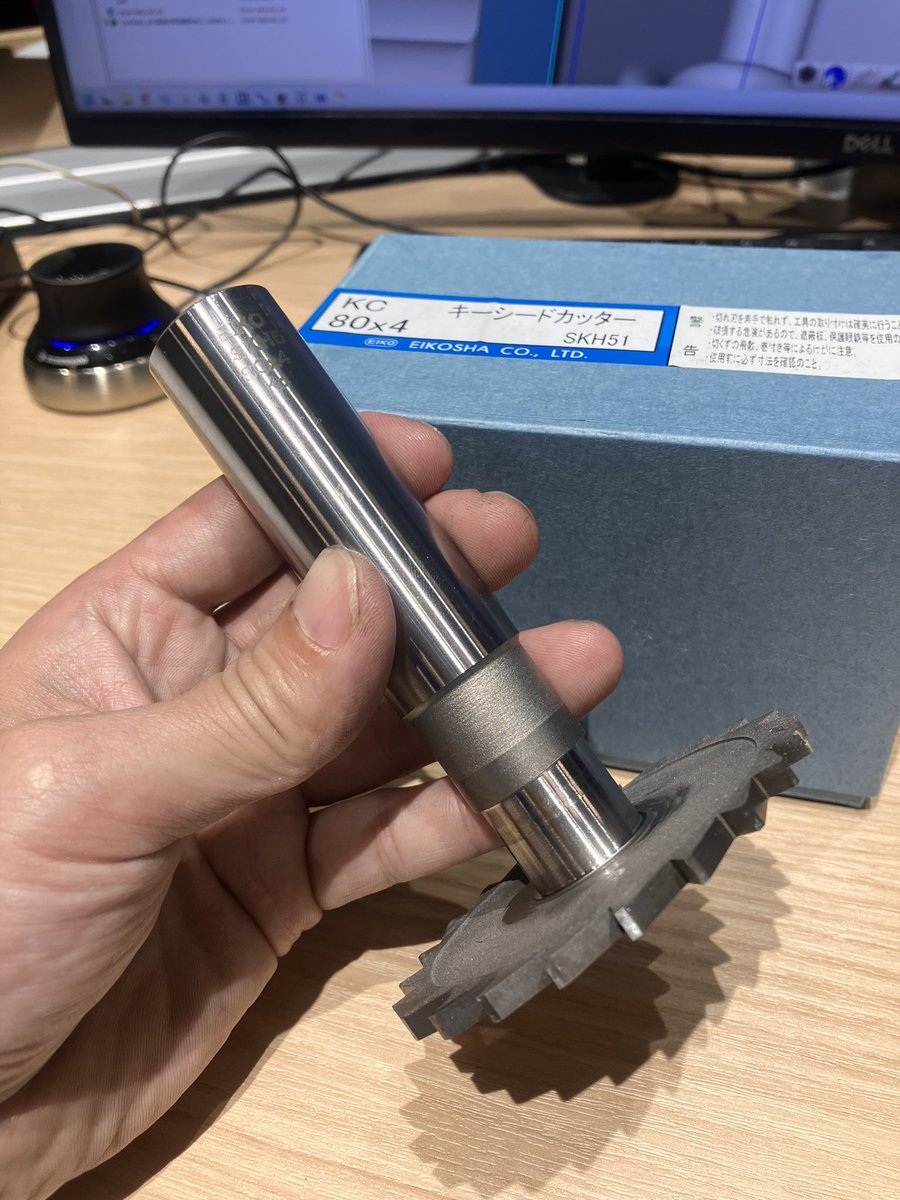 そりゃ俺だってこんなイカつい刃物は使いたくないよ。
でもこれしか方法がないのです。
世の中にどれだけ5軸が普及しても世の中からＴスロが無くなることはないね