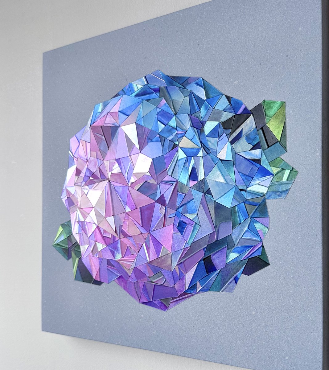 アメジスト ブルー
青と紫、一輪に２つの色が混ざり合う「紫陽花の宝石」を描きました