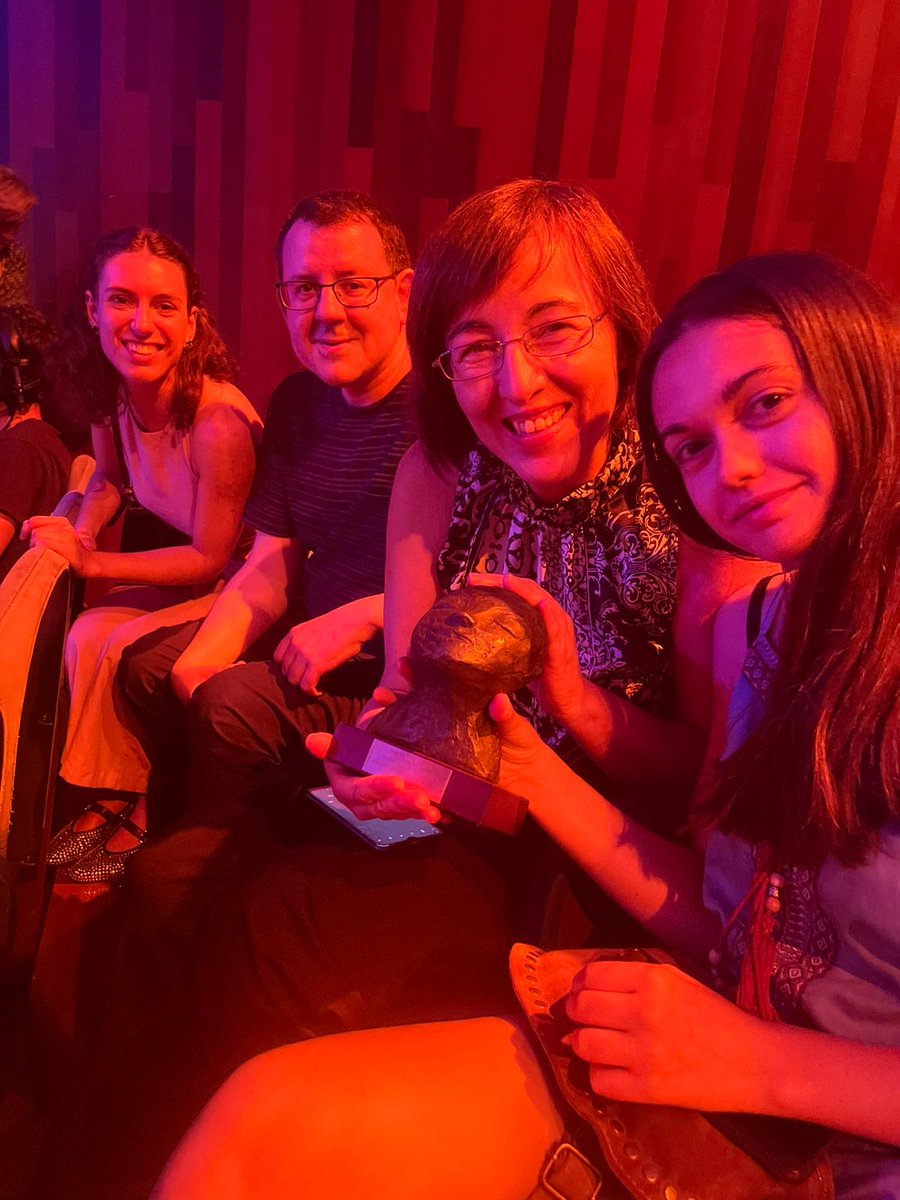 Aquí alguns dels (molts) col·laboradors de la secció de música (<a href="/castafioreNUVOL/">Castafiore NÚVOL</a>, <a href="/LARUTADELJAZZ/">LA RUTA DEL JAZZ</a>) amb el guardó, un preciós bust amb el rostre de la pianista Alícia de Larrocha. Ara li haurem de buscar lloc a la redacció.