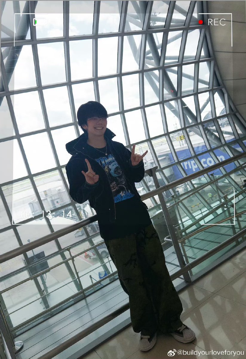 BYLFY WEIBO POST

So adorable 😭💙 Have a safe flight and have an amazing time there Biu ✈️🥹

#BuildJakapan <a href="/JakeB4rever/">BIU.</a>