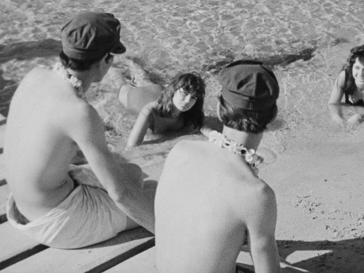 L’un des plus beaux films de vacances d’été du monde. (Adieu Philippine, Rozier)