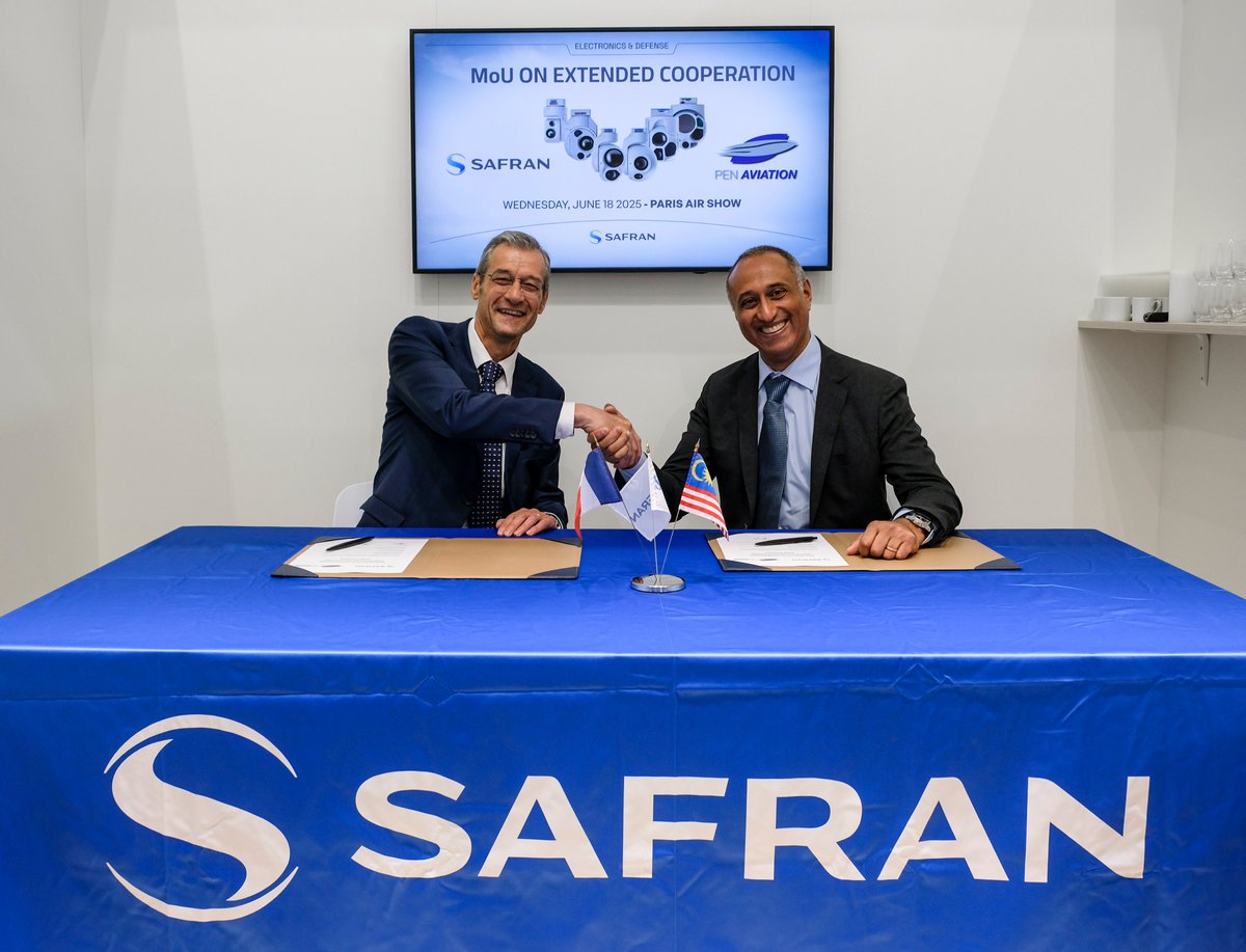 📢[ Communiqué de presse ]📢

Safran et Pen Aviation signent un partenariat, marquant le premier succès à l’export des nouveaux systèmes optroniques compacts

En savoir plus ➡️ safran-group.com/fr/espace-pres…

© Thierry Mamberti / Safran

#SafranBourget #PAS25