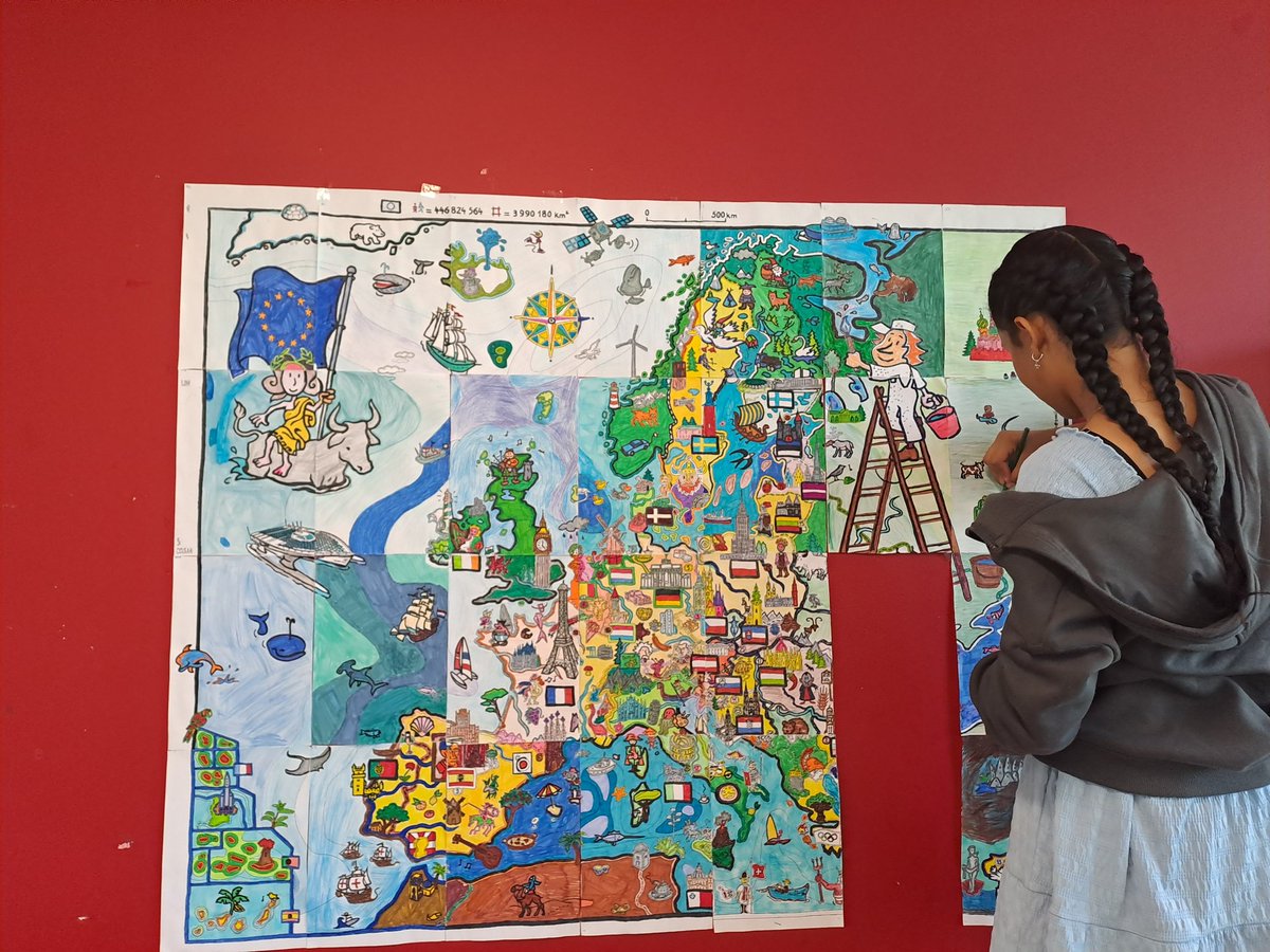 SEstrasburgo's tweet image. Como broche de nuestro proyecto @eTwinning_es ¡Hola Europa! @AlceParis Hemos acabado este mural gigante hecho a 75 manos #6ème #5ème #4ème @EducationESP