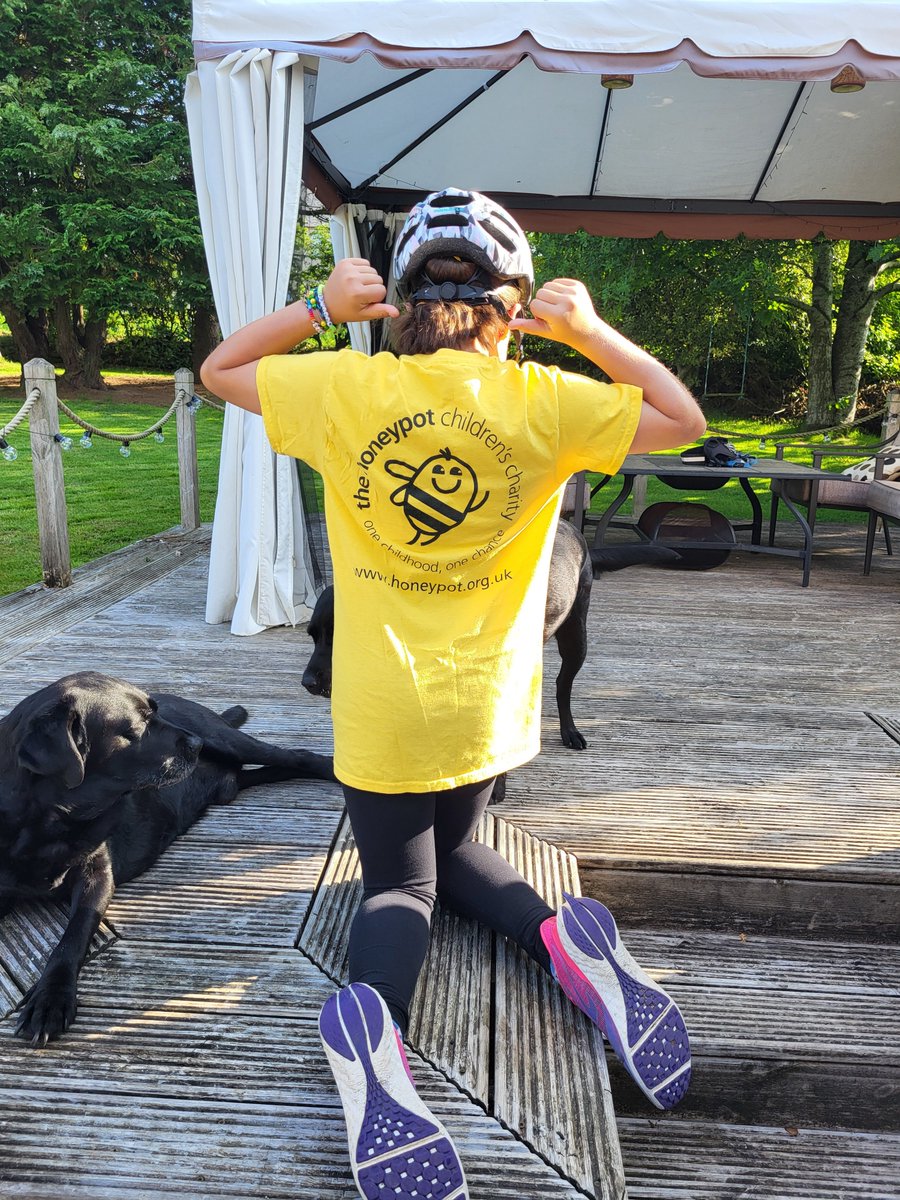 KmurdochK's tweet image. When it's sports day and your house colour is yellow 馃挍 . Proud to be a Young Carer wearing her Honeypot House t-shirt and raising awareness. Good luck Anna. Go Team Martnaham
@HoneypotCharity @Claire_SAC @CoyltonPrimary @sahscp