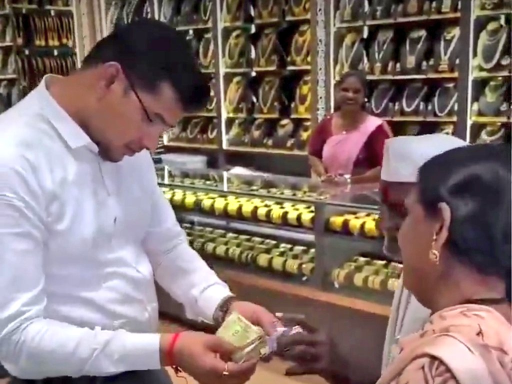 TimesAlgebraIND's tweet image. HEART-TOUCHING 🚨 93-year-old gifts wife mangalsutra, jeweller accepts just Rs 20 instead of full price of Rs 3000.
Woman got emotional !!
The couple refused to take it for free and instead made a payment.
Shopkeeper refused to take anything.
Eventually, he accepted ₹10 each…