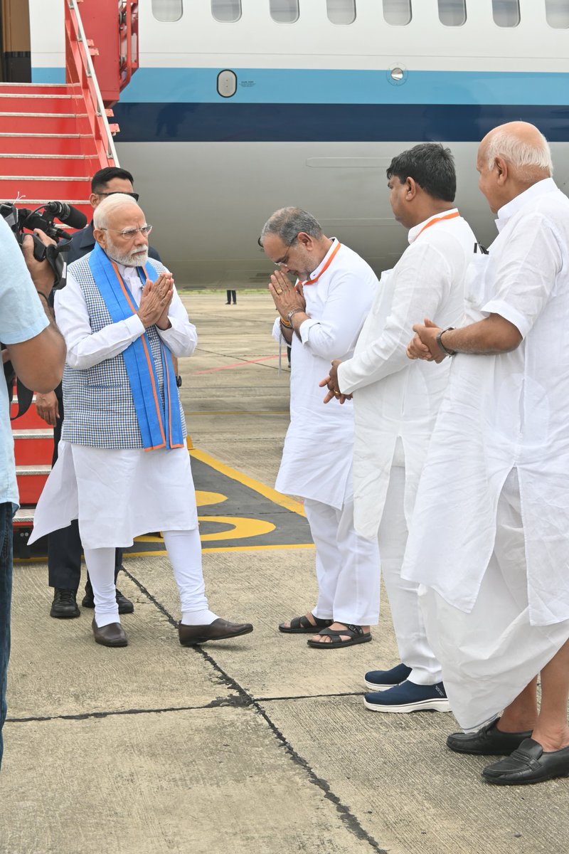 Bhupendra Singh Chaudhary (@bhupendraupbjp) on Twitter photo सुस्वागतम!
करोड़ो भाजपा कार्यकर्ताओं के प्रेरणास्रोत, नव भारत के शिल्पकार एवं हम सभी के मार्गदर्शक देश के यशस्वी प्रधानमंत्री आदरणीय श्री <a href="/narendramodi/">Narendra Modi</a> जी का जनपद कुशीनगर की पावन धरा पर हार्दिक स्वागत एवं अभिनंदन। सुस्वागतम!
करोड़ो भाजपा कार्यकर्ताओं के प्रेरणास्रोत, नव भारत के शिल्पकार एवं हम सभी के मार्गदर्शक देश के यशस्वी प्रधानमंत्री आदरणीय श्री <a href="/narendramodi/">Narendra Modi</a> जी का जनपद कुशीनगर की पावन धरा पर हार्दिक स्वागत एवं अभिनंदन।