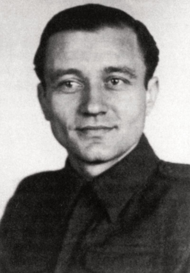 🪂🪖Kdyby nebylo jednoho nešťastného zranění při cvičném seskoku, mohl to být právě on, kdo navždy změní běh dějin. Karel Svoboda byl vybrán spolu s Jozefem Gabčíkem pro atentát na zastupujícího říšského protektora Reinharda Heydricha. Těsně před nasazením však během seskoku z