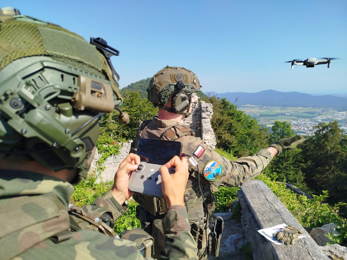 🌍 Szkolimy się w różnych warunkach terenowych, wykorzystując nowoczesny sprzęt i najnowsze technologie.

⛰️ Podczas ćwiczenia ADRIATIC STRIKE-25 w  🇸🇮, podhalańczycy doskonalą wsparcie ogniowe i targeting w wymagającym górskim terenie. W działaniach wykorzystują mini i mikro