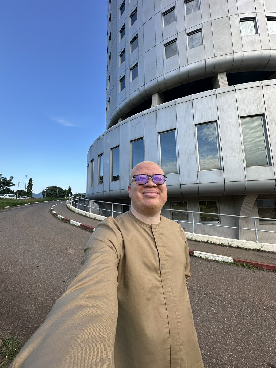 La quasi totalité des fois où j’ai des interventions à la télévision, le maquillage est toujours problématique. 

Les maquilleuses n’ont presque jamais des teintes adaptées aux peaux albinos. 

On dirait que j’ai trempé ma tête dans un sceau de poussière.