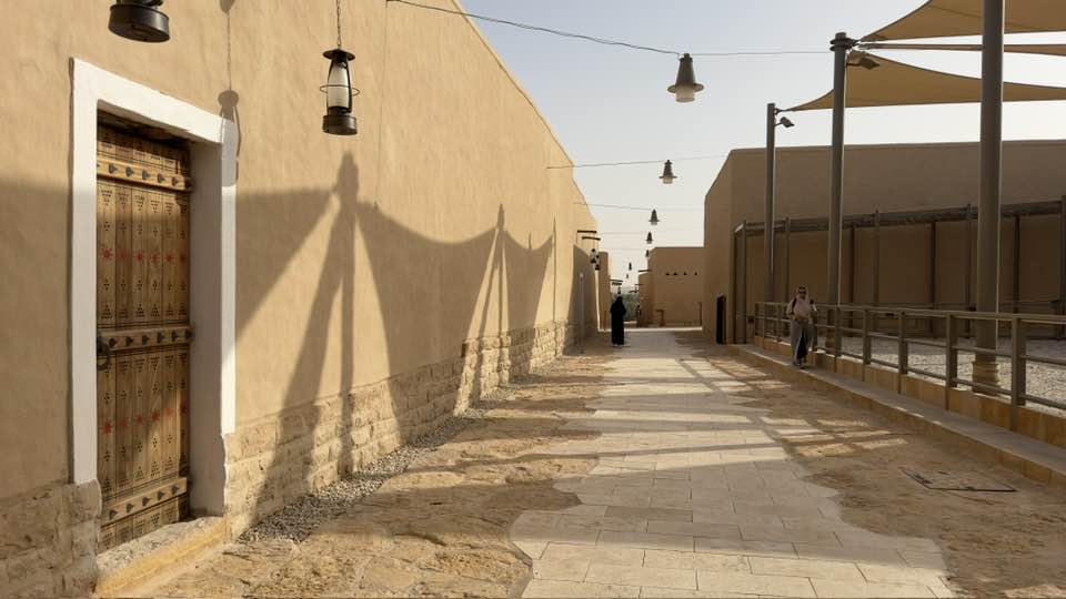 I like to take advantage of shadows to obtain well balanced shot. The photo from Al-Turaif area in old Diriyah.
أحاول الاستفادة من الظلال للوصول إلى صورة متوازنة. الصورة من حي الطريف في الدرعية القديمة