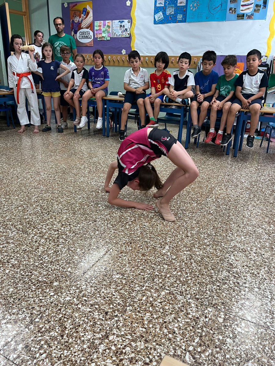 Hemos tenido mañana de exhibiciones artísticas y pinta-camisetas en 2º de Primaria. #MariatasCuentaConmigo