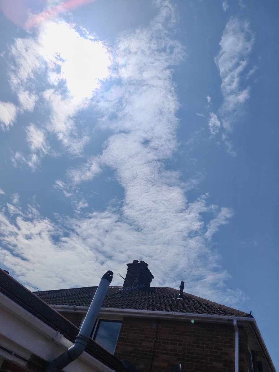 Derekkeilty's tweet image. Heatwave all over UK, it&apos;s even written in the clouds😀😎🌞
