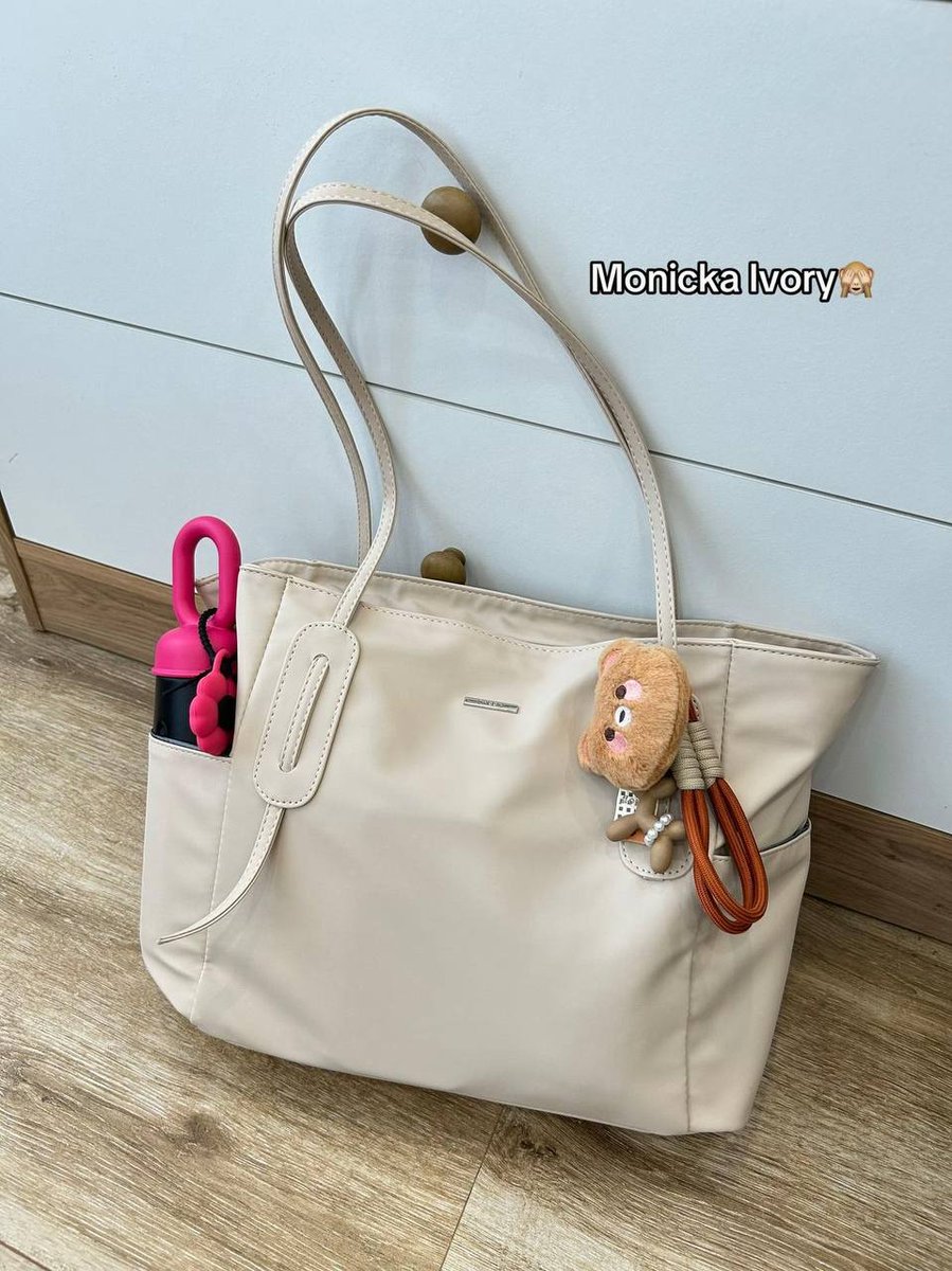 xxxirraaa's tweet photo. Tote bag secakep ini cuma 70 rban, kapasitas besar muat laptop sampai 14 inch, bisa dipakai buat kuliah atau kerja👍🏻🌷☘️ https://t.co/I327S0gyRL
