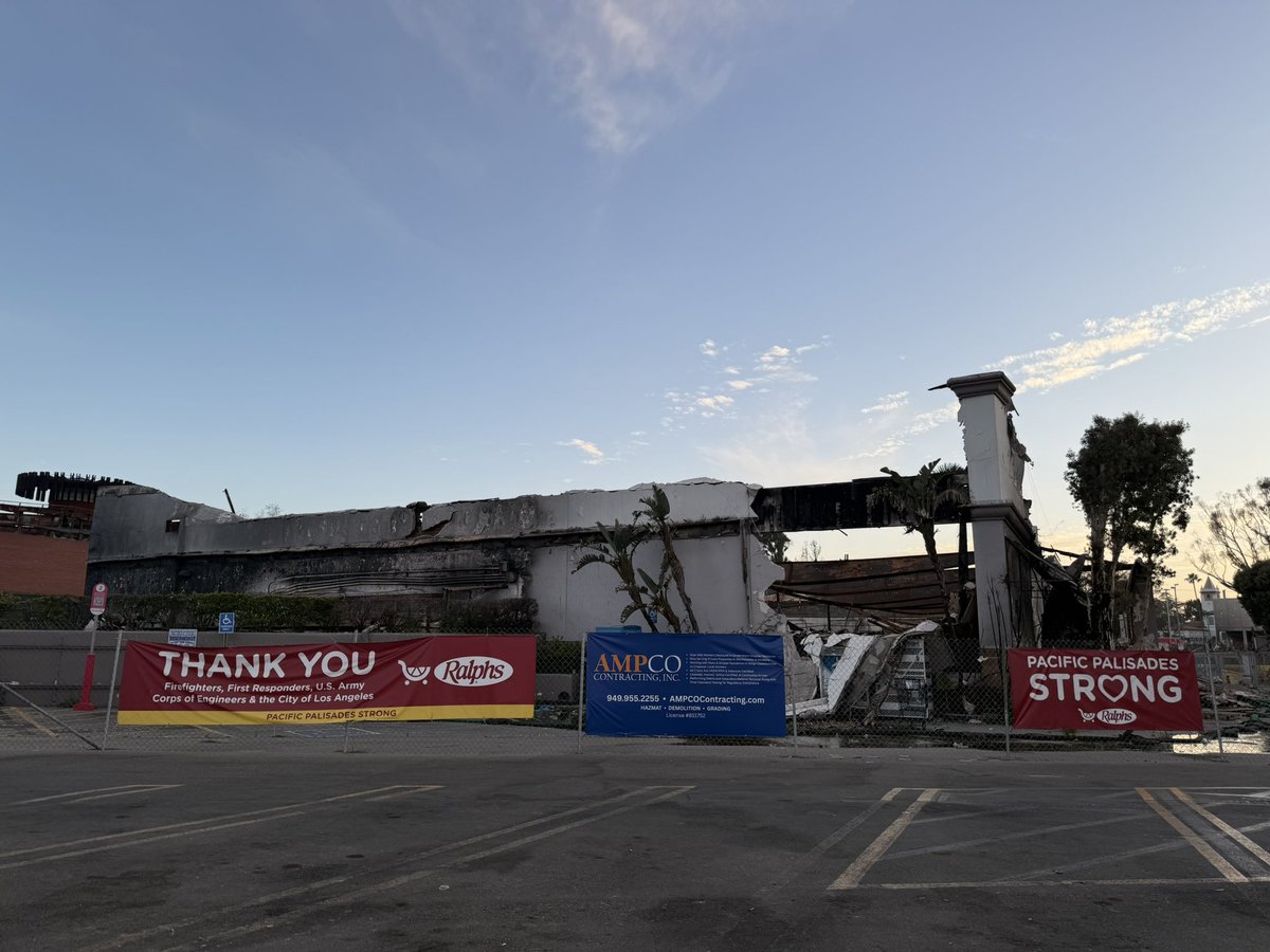 BayWestInvest's tweet image. Drove the Palisades at sunset. Hadn’t seen it yet. Oof. Heartbreaking.
Two thoughts:
Why haven’t the commercial buildings been demo’d yet? It’s been 5 months!
Huntington Park is a shockingly beautiful place to sit & reflect & get bored & scroll thru your phone.