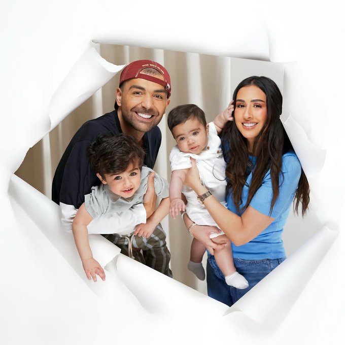 فرح الهادي وعقيل الرئيسي يعلنان عن فتح قناة يوتيوب رسمية لعائلتهما تحمل اسم "The Stars Family".. شارك الثنائي عقيل الرئيسي وزوجته الفنانة الكويتية فرح الهادي جلسة تصوير مميزة برفقة طفليهما آدم ونوح، 