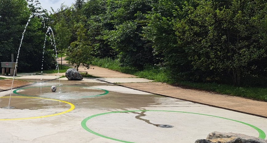 Gaur Gobadarien ibai parkeko ur-txorrotak martxan jarri dira. Freskatzeko eta urarekin jolasteko aukera izango dute astigartarrek.

Funtzionamenduan berrikuntza bat dago: pultsadore bat sakatu behar da txorrotak martxan jartzeko.

labur.eus/vpwv8byp