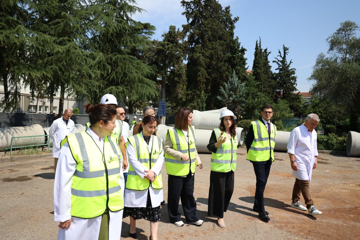Pirro Vengu (@pvengu) on Twitter photo Me Ministren e Shëndetësisë dhe Mbrojtjes Sociale, <a href="/albana_kociu/">Albana Koçiu</a> , në Spitalin Universitar të Traumës 🏥 ku nis rikonstruksioni i Korpusit Qendror dhe sistemimi i ambienteve të jashtme.
Projekti përfshin rehabilitimin e 5️⃣ godinave, zgjerimin e hapësirave mbi 15 mijë m² dhe Me Ministren e Shëndetësisë dhe Mbrojtjes Sociale, <a href="/albana_kociu/">Albana Koçiu</a> , në Spitalin Universitar të Traumës 🏥 ku nis rikonstruksioni i Korpusit Qendror dhe sistemimi i ambienteve të jashtme.
Projekti përfshin rehabilitimin e 5️⃣ godinave, zgjerimin e hapësirave mbi 15 mijë m² dhe