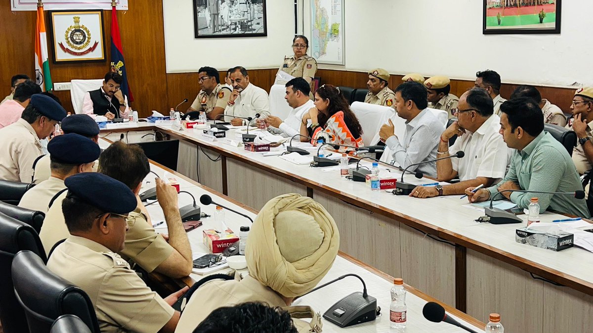 आज नॉर्थ-ईस्ट दिल्ली जिले में डिस्ट्रिक्ट लेवल पुलिस कमेटी मीटिंग हुई। बैठक में <a href="/DCPNEastDelhi/">DCP North East Delhi</a> श्री आशीष मिश्रा, जिले के मा. विधायक गण सहित 
एडिशनल DCP, सभी ACP, सभी SHO, ट्राफिक अधिकारी,MCD आदि के अधिकारी उपस्थित रहे। 
                मीटिंग में काँवड़ शिविरों से संबंधित तैयारी,