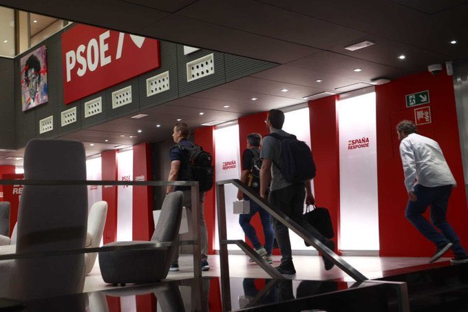 «Tus días de gloria muy pronto verán su fin, César». Gladiator.

La UCO en la sede del PSOE.