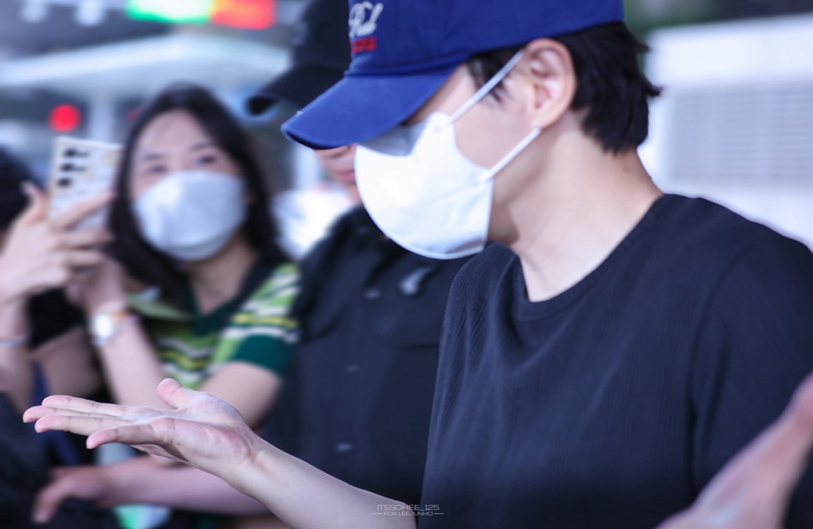 20250620 바르셀로나-인천 입국✈️
-
초점이 아예 나가버린 너무 아쉬운 사진이지만 😭
기대감으로 인해 안 올릴수가 없는.. (ಥ_ಥ)
다름아닌 태풍이 ost 참여 여부에 .. 
도리도리가 아닌 🤷🏻‍♂️🤷🏻‍♂️🤷🏻‍♂️ 이 포즈를 선사하심..
-
#이준호 #준호 #李俊昊 #LEEJUNHO #JUNHO #ジュノ #입국 #인천공항