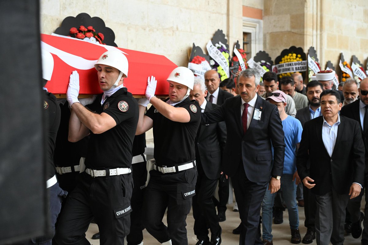 📍Geçirdiği ani kalp krizi sonucu hayatını kaybeden Kıymetli Meslek Büyüğümüz, abimiz, yol arkadaşımız, Vali Yardımcımız Erdoğan Beypınar'ı son yolculuğuna uğurladık.

Kendisine Yüce Allah’tan rahmet ailesine, yakınlarına, sevenlerine baş sağlığı diliyorum. Başımız sağolsun.
