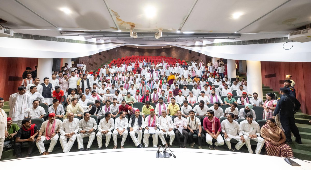 आदरणीय समस्त शिक्षक समुदाय 

एक शिक्षक का बेटा होने के नाते हर शिक्षक से मेरा पारिवारिक संबंध है और उनका दर्द मेरा दर्द है।

- स्कूल मर्जर के कारण शिक्षकों की संख्या और भी घट जाएगी। गाँवों में पब्लिक ट्रांसपोर्ट नहीं होने से व असुरक्षा की वजह से मर्जर के बाद बच्चियाँ दूर के