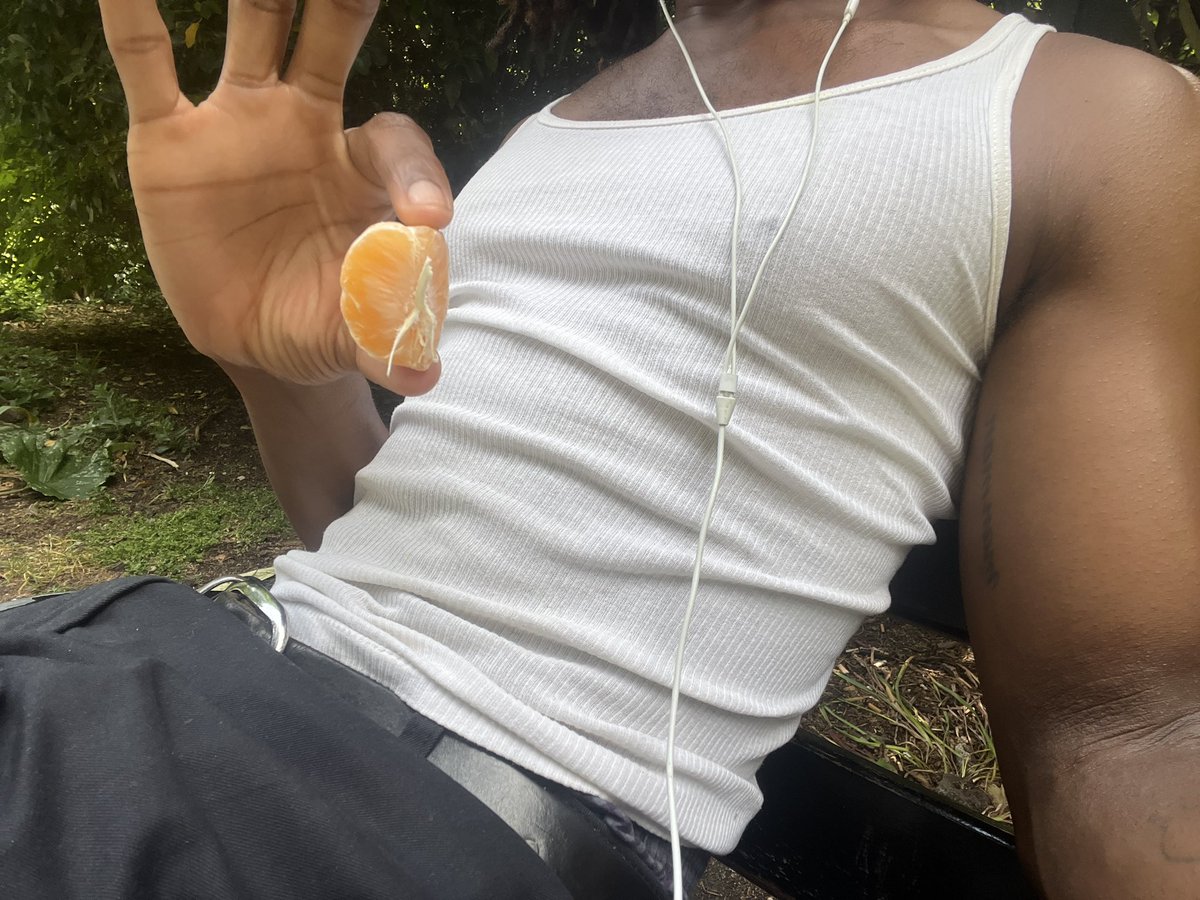 thugvodou's tweet photo. I’ve eaten an orange almost every day this year and it is always the best part of my day https://t.co/rUDRSp7daS