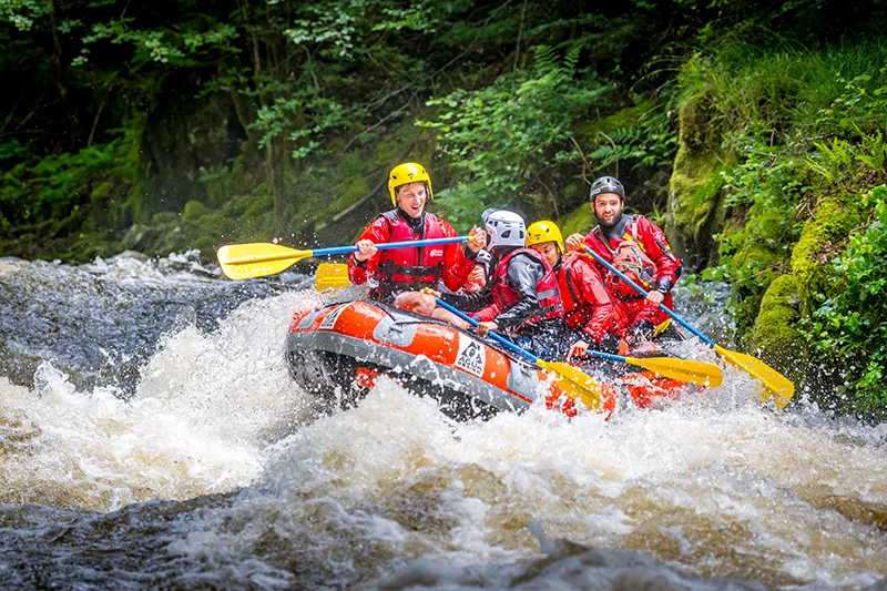 EDF_Hydro's tweet image. Quel record pour le Comité départemental de canoë-kayak de la Corrèze ! 🌊
Plus de 1000 participants, environ 720 kayakistes et 280 participants aux descentes raft venus de la France entière et même de l’étranger, sont venus descendre la Vézère à l’occasion du fameux lâcher d’eau…