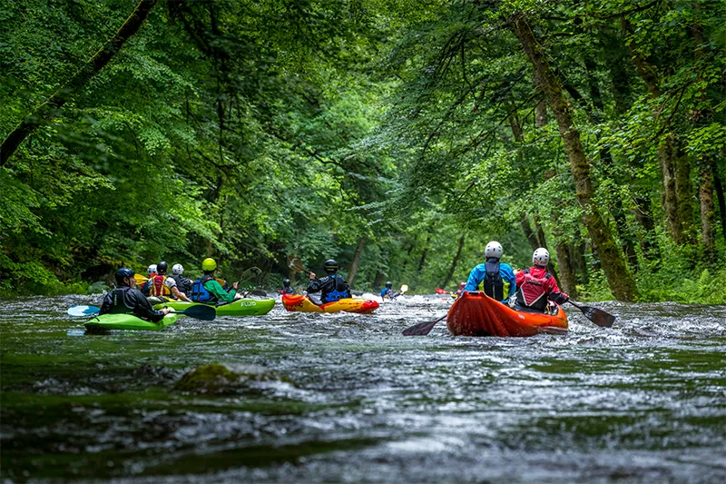 EDF_Hydro's tweet image. Quel record pour le Comité départemental de canoë-kayak de la Corrèze ! 🌊
Plus de 1000 participants, environ 720 kayakistes et 280 participants aux descentes raft venus de la France entière et même de l’étranger, sont venus descendre la Vézère à l’occasion du fameux lâcher d’eau…