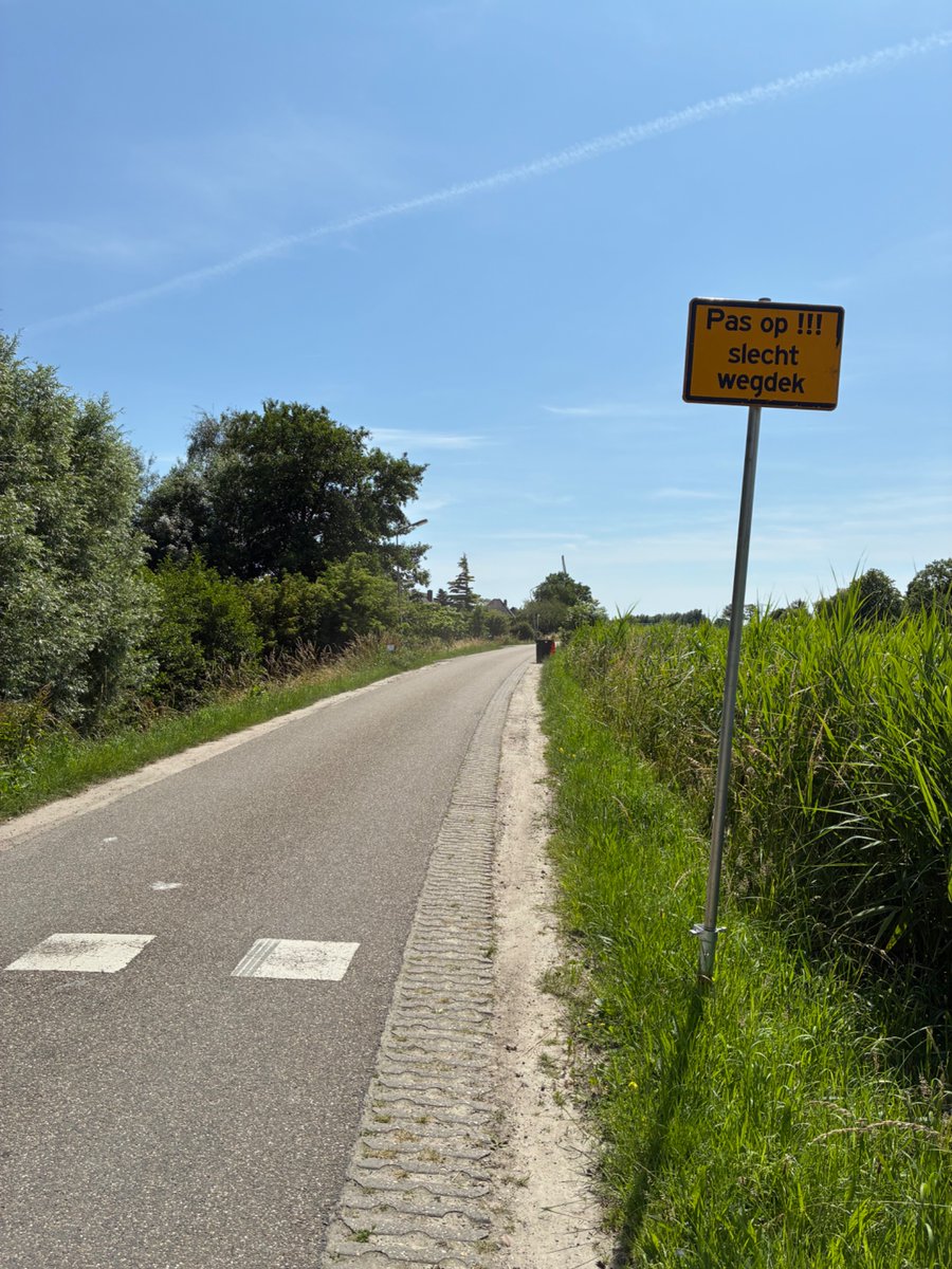 dwvJay's tweet photo. Zullen ze in #Belgie borden hebben met “pas op goed wegdek!”? #verkeer https://t.co/69ONIDtaYK