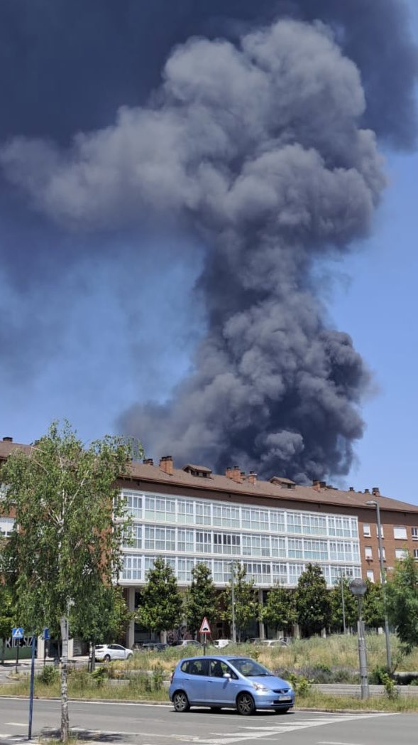 🚨Activado el Plan de Emergencia Municipal por el incendio en la empresa LEA. Reunimos a la Mesa de Crisis.

Pedimos a la ciudadanía que no se desplace a la zona y recomendamos al vecindario del entorno que no salga de sus casas y mantenga las ventanas cerradas.

Todo el parque